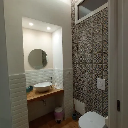 לינה וארוחת בוקר Elifani Marina 4*