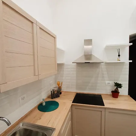 לינה וארוחת בוקר Elifani Marina